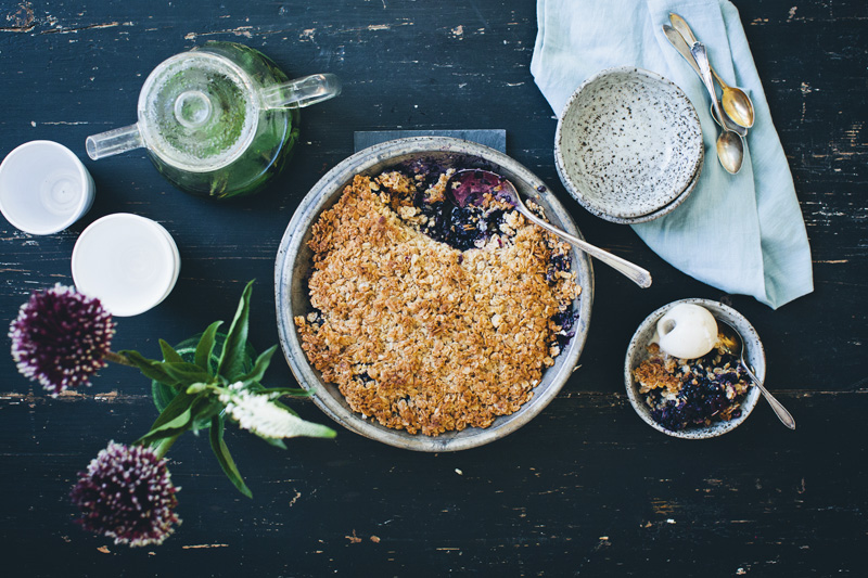 Black_and_blueberry_crumble_3